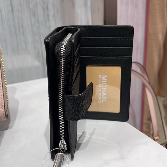 MICHAEL KORS
Medium Crossgrain Leather Wallet
Black 
NWT - Picture 11 of 16